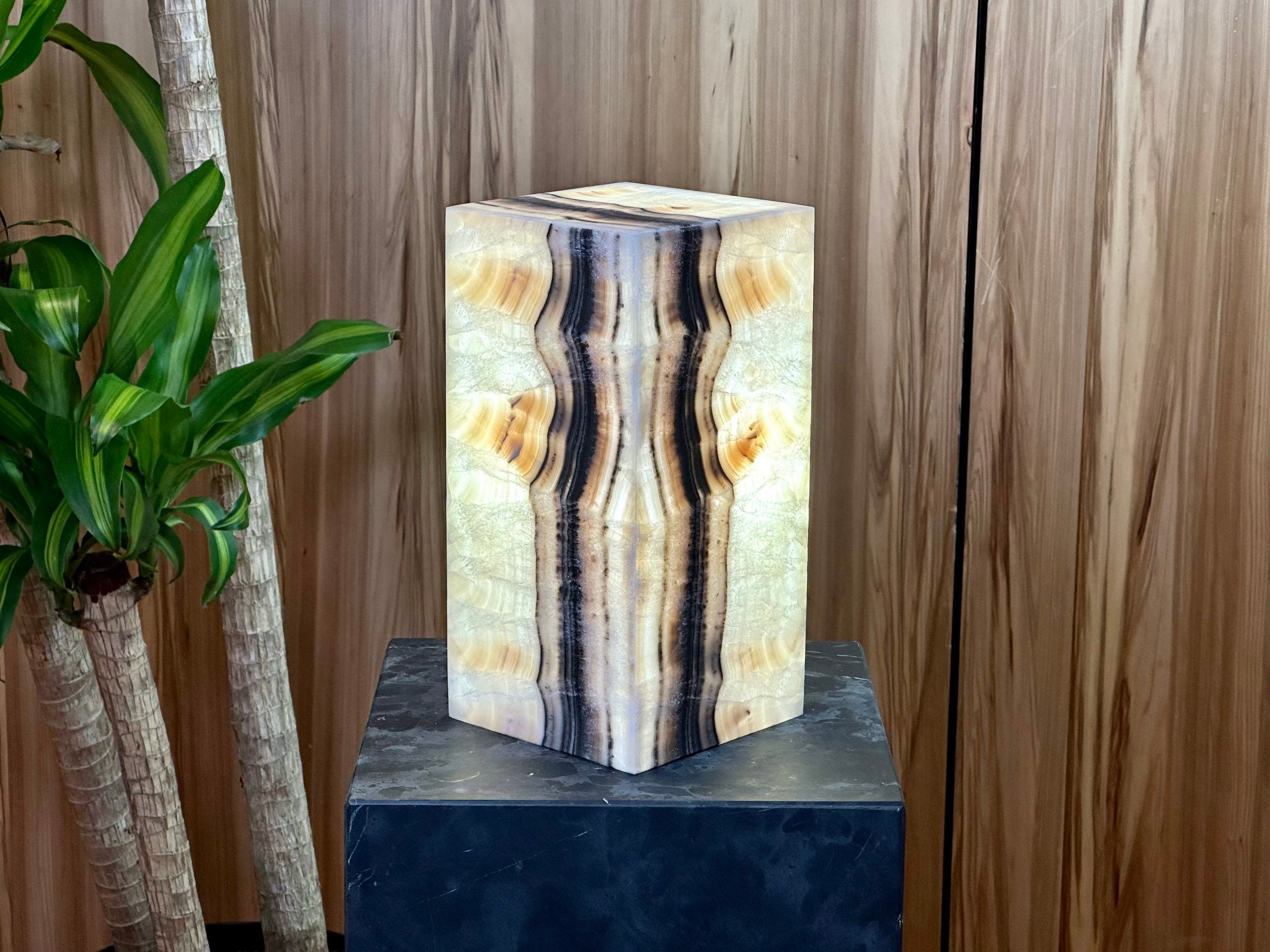 Artisanal Onyx Stone Table Lamp - This elegant Stone Table Lamp adds a touch of luxury to any space - Natural Onyx - Gifts
